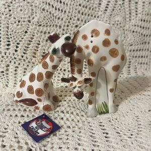 Ark Safari Lynda Corneille
Giraffes Salt & Pepper
Shakers NEW 2013